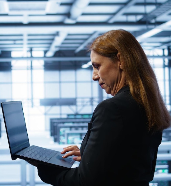 It specialist in server hub facility monitoring server infrastructure using device